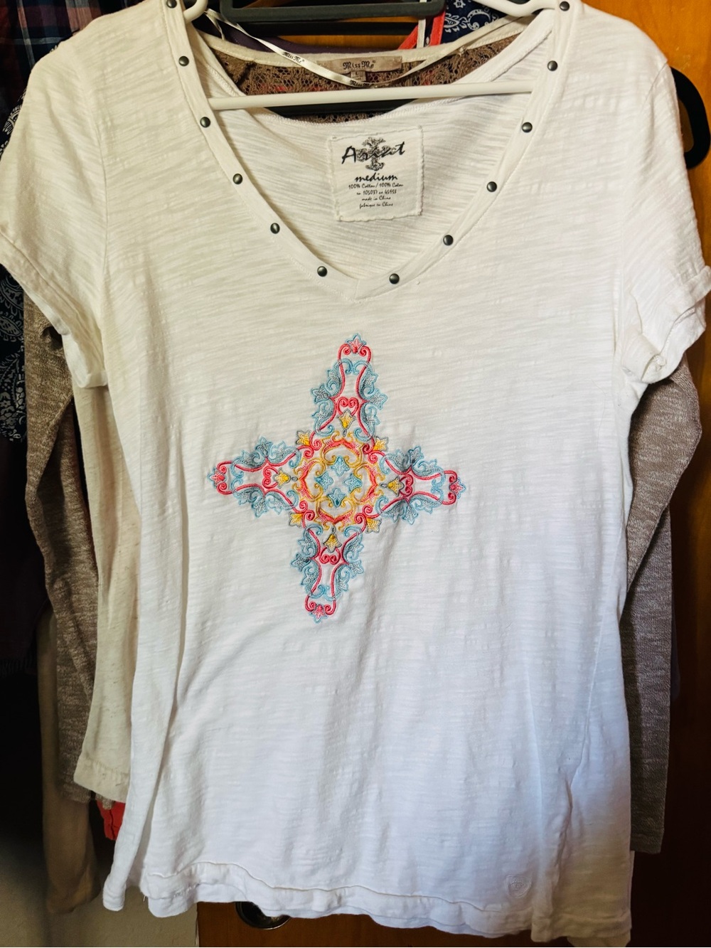Ariya White V-Neck Short Sleeve Tee with Multicolor Embroidered Medallion